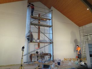 Baueinsatz in der Friedenskirche: Saal neu gestrichen (04.12.2021, © Foto: Claudia Burst)